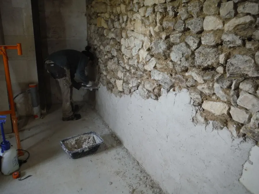 Rénovation avec enduit chaux sur mur pierrE